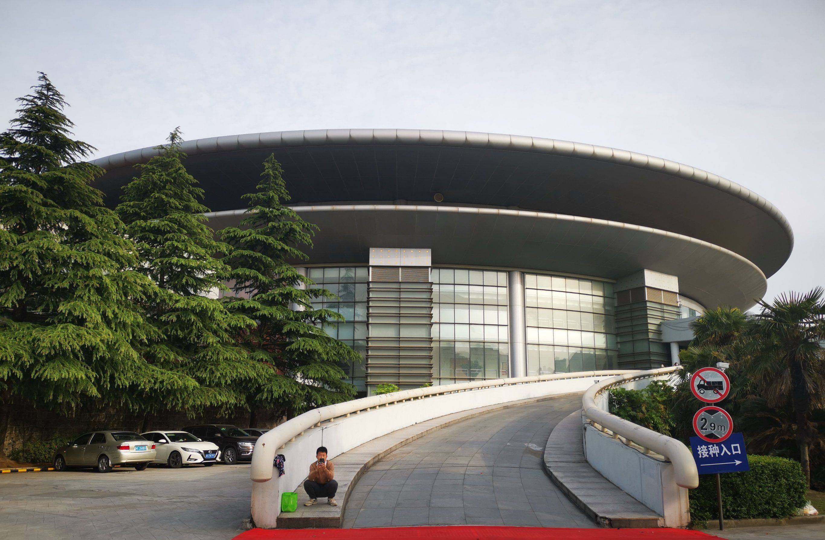上海南汇体育中心篮球场翻新:凯美沃篮球场油漆应用案例