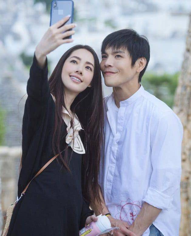 一身 向佐夫妇最新路透照！郭碧婷穿学院风元气满满，35岁嫩回25岁