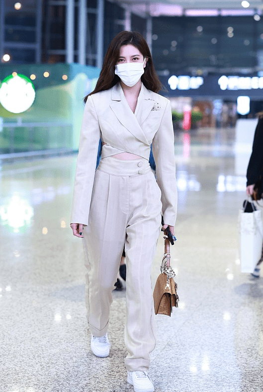 服装 宋妍霏这西装挺心机，短款+交叉设计显出小蛮腰，就是裤子挺显胖