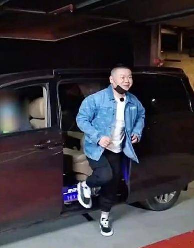 新综|严敏新综开录，黄子韬、张若昀西装革履走红毯，岳云鹏被“孤立”