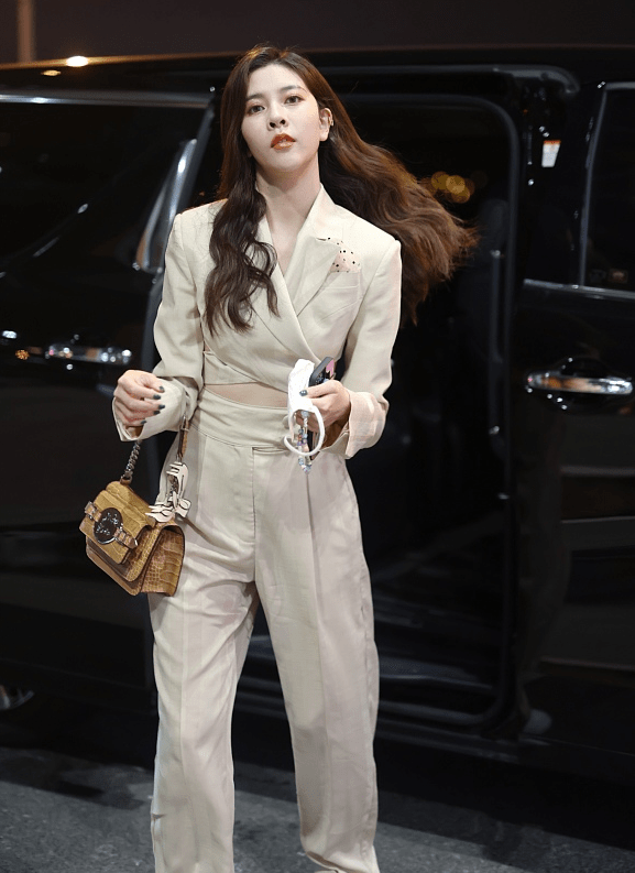 服装 宋妍霏这西装挺心机，短款+交叉设计显出小蛮腰，就是裤子挺显胖