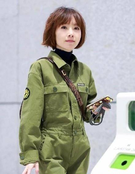发型49岁鲁豫、41岁秦海璐，竟和“贺繁星”同款波波头，争做减龄少女