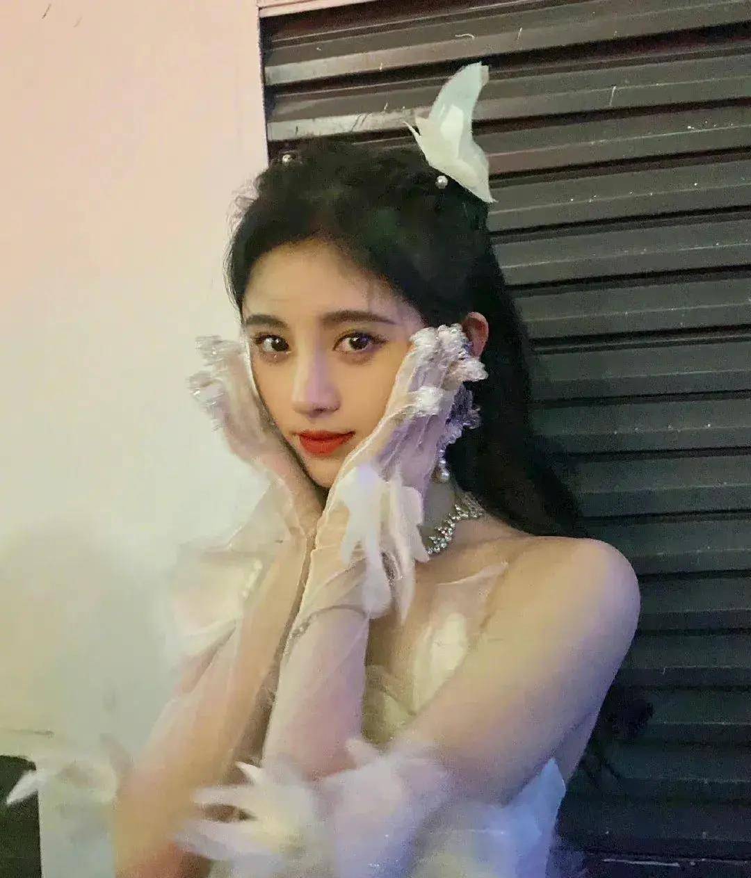 直角鞠婧祎罕见无刘海照曝光！用玻酸注射肩膀？为了美也太狠了