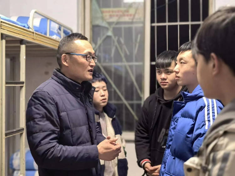 华学中|心系新生 关怀入寝|成都新华高级技工学校校领导走访慰问2022级新生