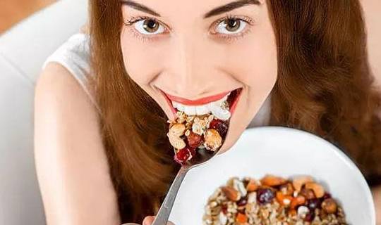 Daily|横跨30年，13个研究：吃早餐的人，更容易变胖……