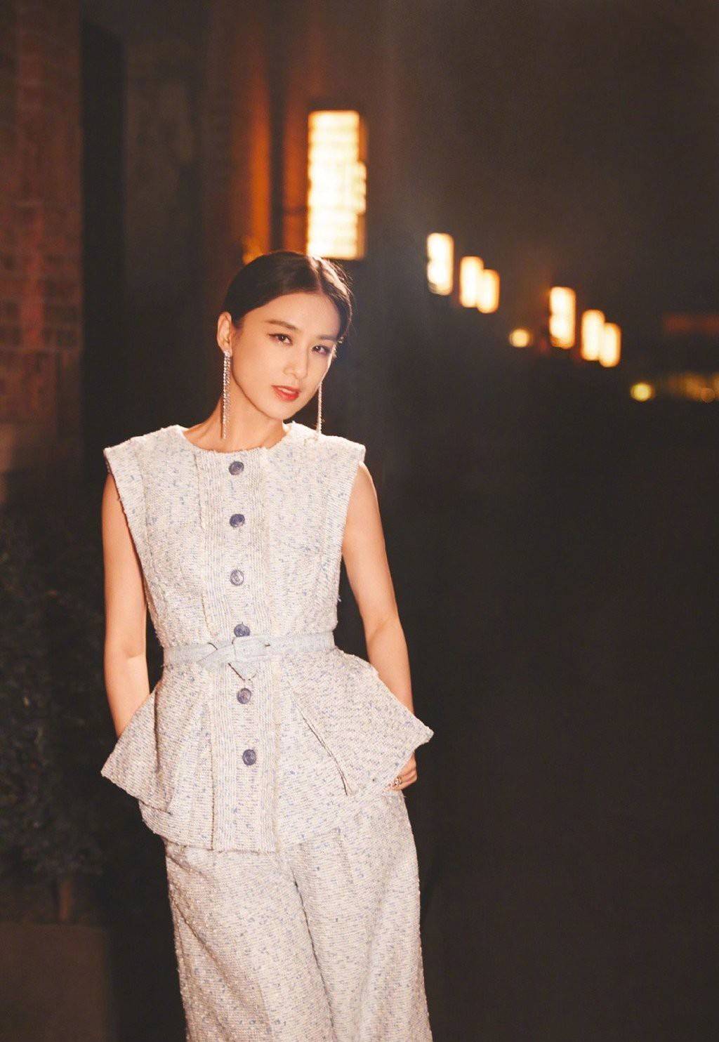 原创黄圣依出席活动穿无袖上衣配7分阔腿裤扎同色腰带显高又知性