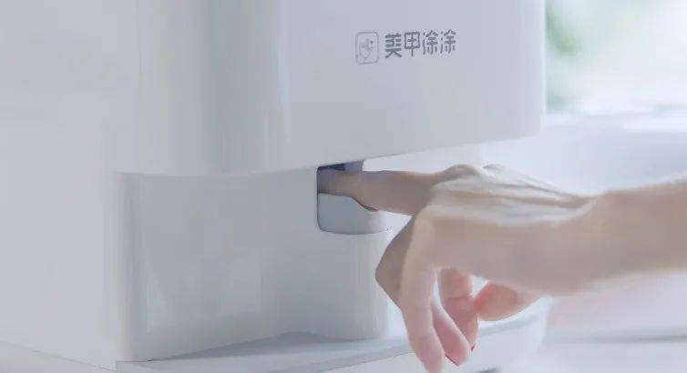 品牌街边美甲店消失，Z世代“穿戴”美甲