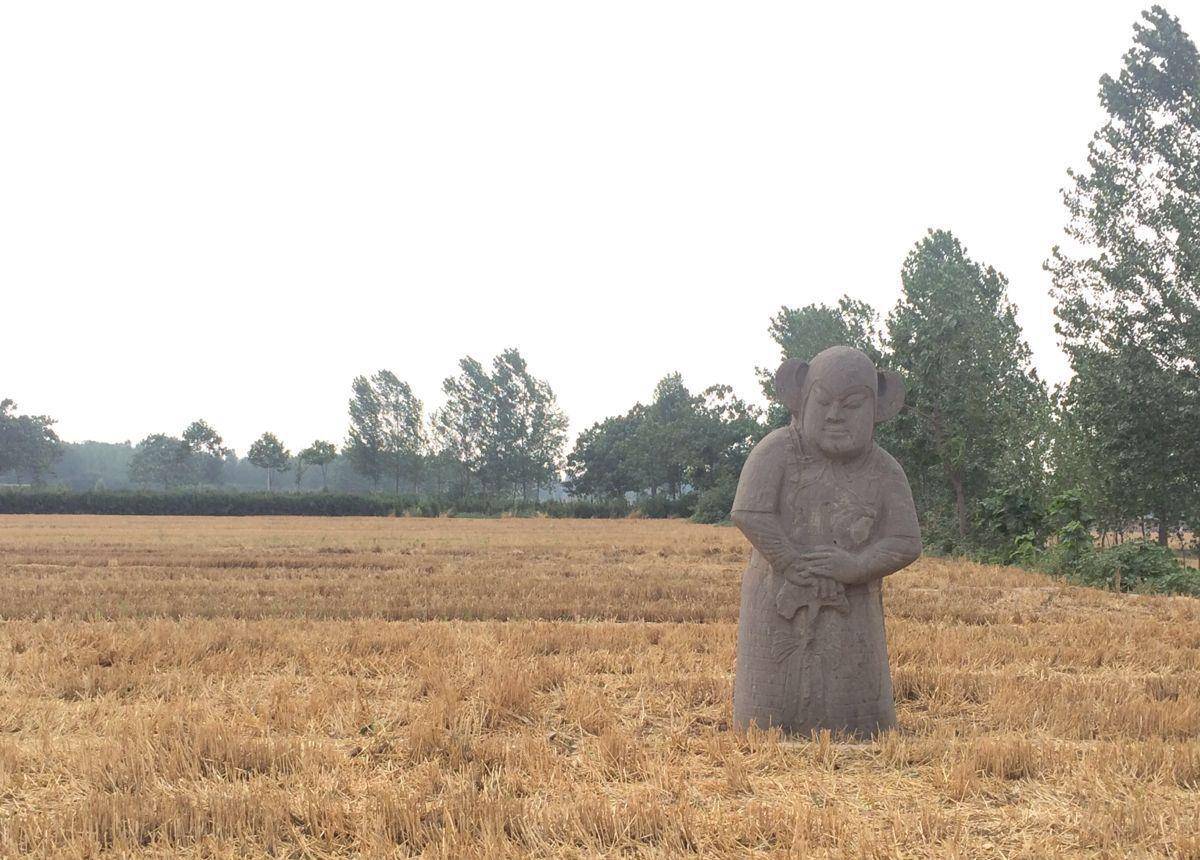原来为了吸取唐朝皇陵被盗的教训,赵匡胤采取了薄葬的制度,是在皇帝