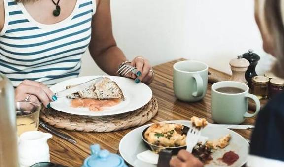 Daily|横跨30年，13个研究：吃早餐的人，更容易变胖……