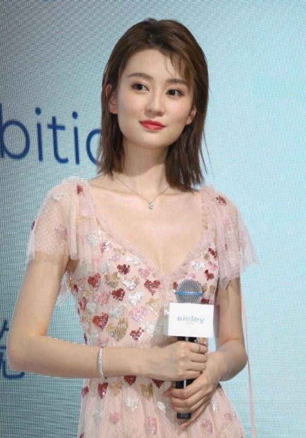 方脸 原来乔欣也是小方脸,虽然身上瘦的没啥肉,但脸上肉挺饱满的