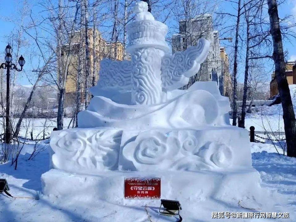 滑雪運動員和一隻活靈活現的小老虎為主角的巨型雪雕作品《迎奧運》