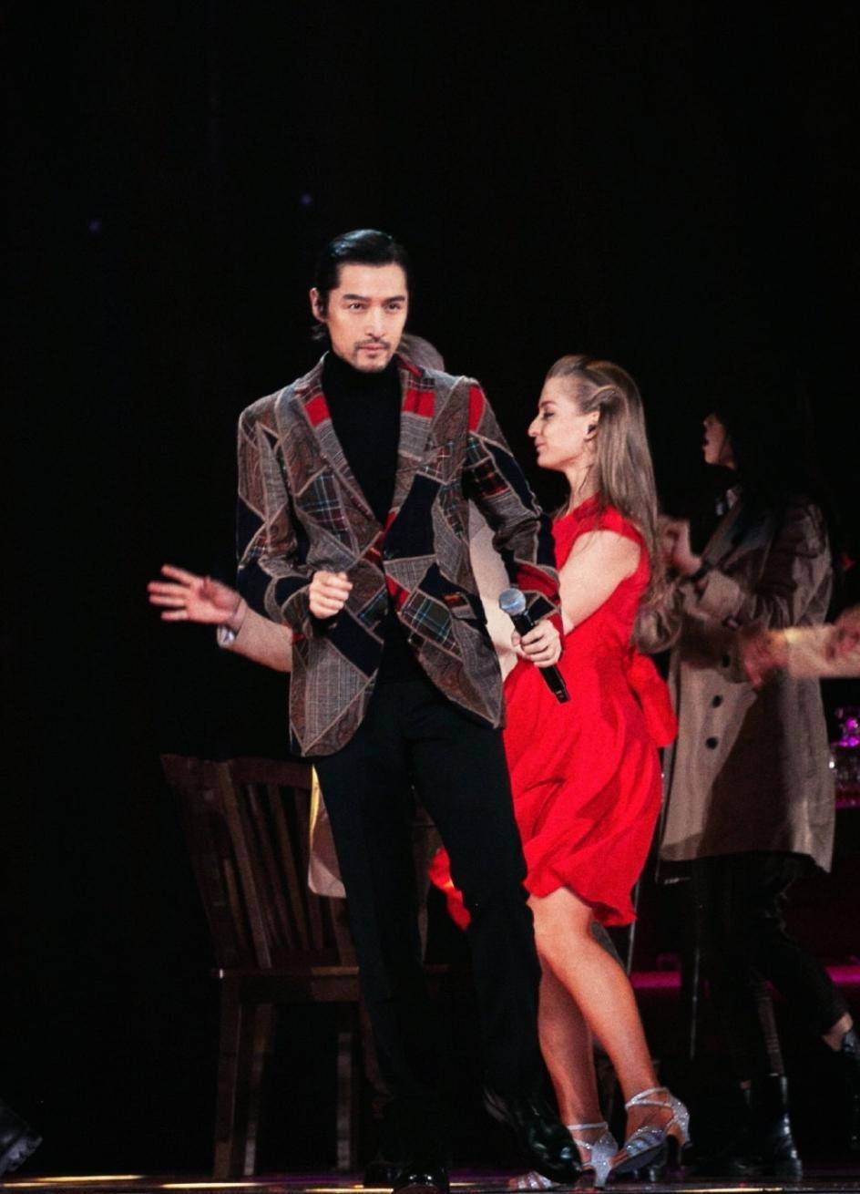 合体 陈情男团再合体,易烊千玺眼镜杀,秦岚一袭仙女裙美出新高度