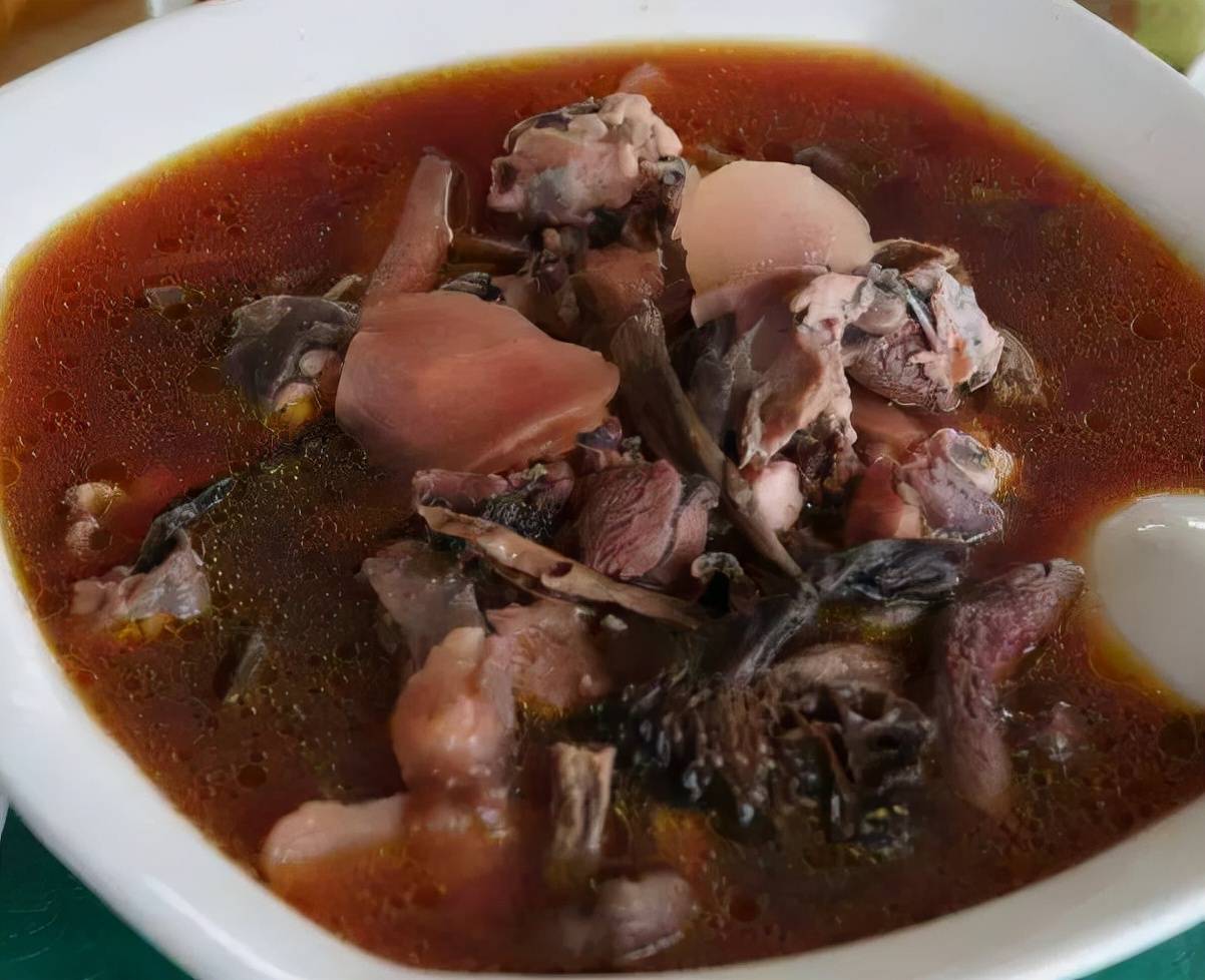 材料:大红菌,老母鸡,料酒,精盐,味精,白糖,葱段,姜片.