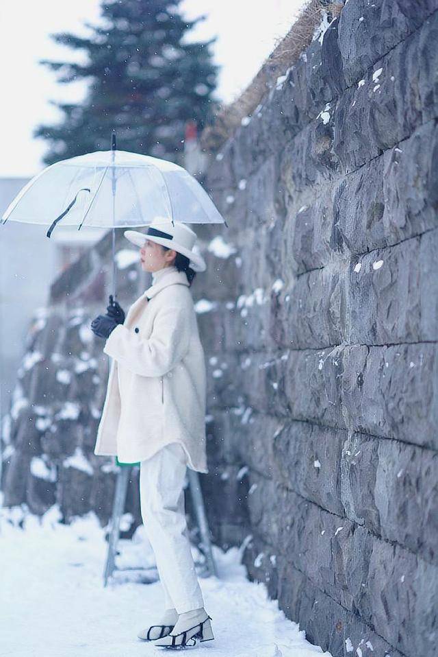 三木 三木博主的“白娘子”穿搭真美！优雅白衣配白雪，美丽又“冻人”