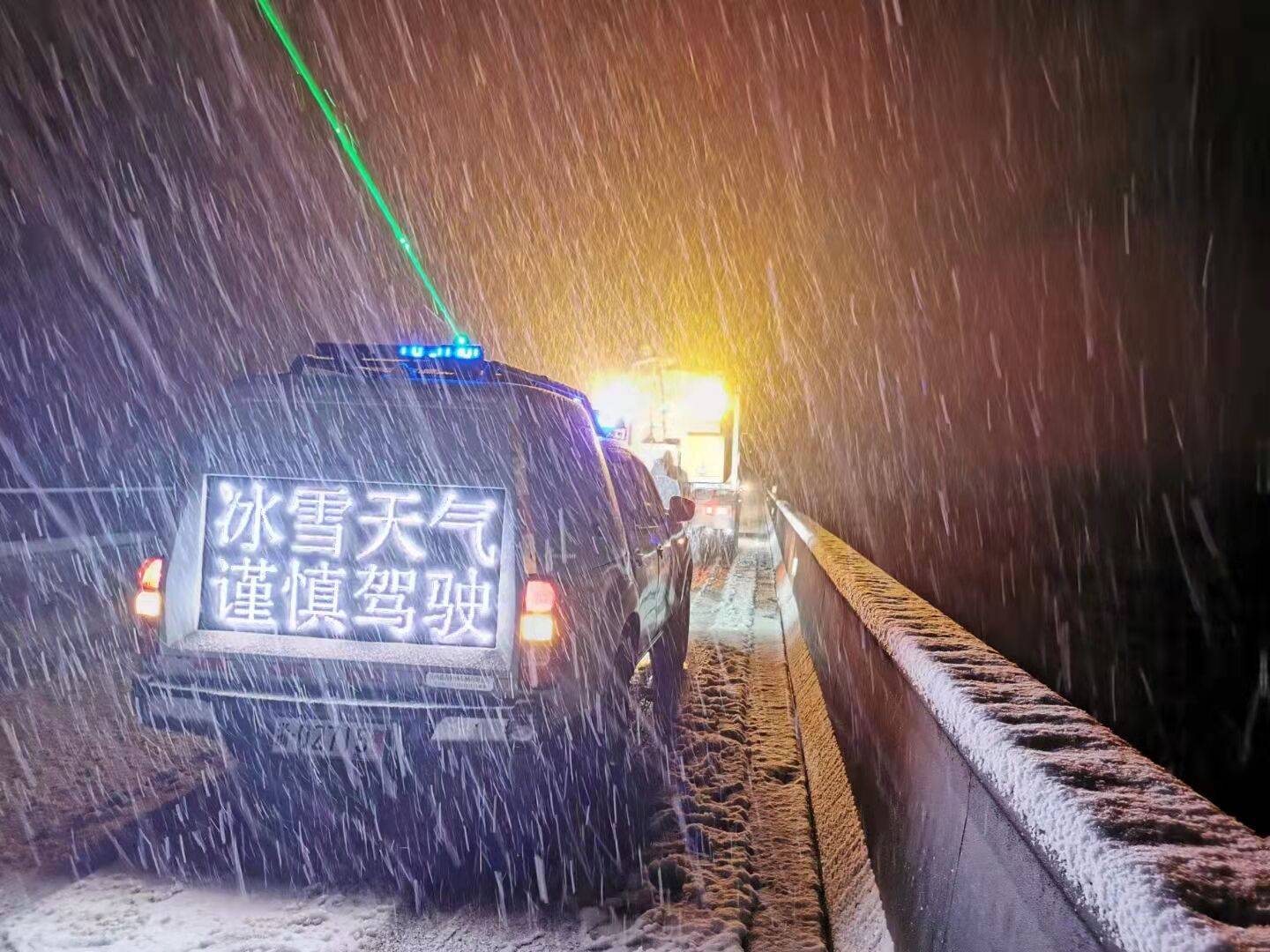 因下雪,g6021杭长高速江西方向上方,杭州方向林山,杨林主线分流除雪