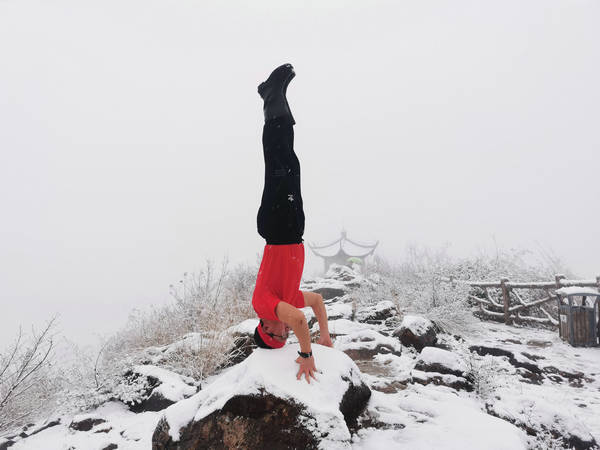 東峴峰夢之隊隊長盧建豐幽默地說,浙江東陽近幾年很少看到飄雪,可不知