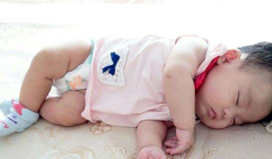 新生儿月子里喂奶 59dccb037ded4b419eee785257153f0c.jpeg