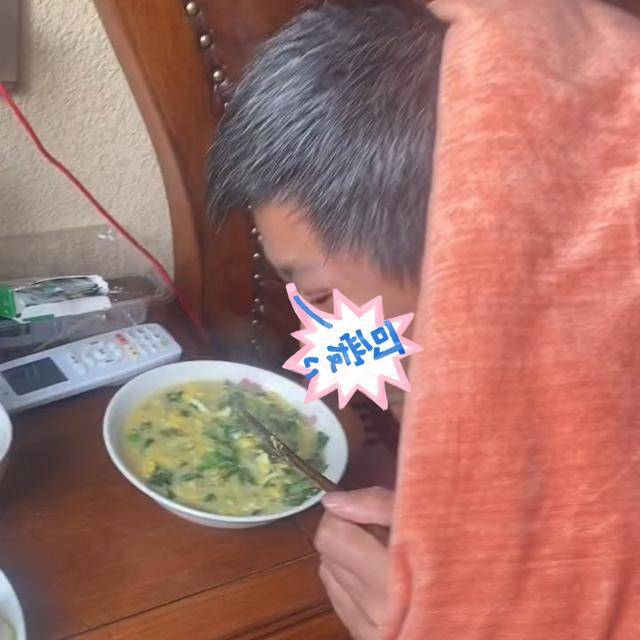 什么男子割完双眼皮后妻子像照顾月子一样照顾他，吃饭都要端到床前