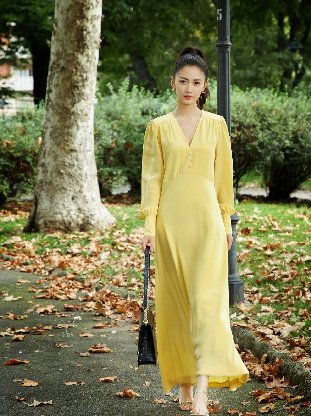 她签约唐嫣跻身一线小花行列,穿黄色v领裙扎高马尾,清新又高级_陈钰