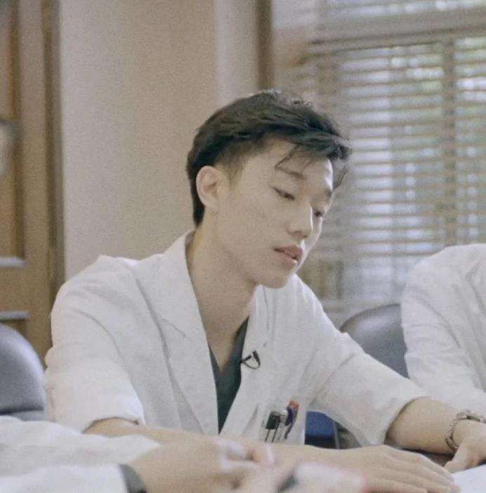中山大学,25岁毕业博士,因为颜值突然爆红,却因此烦恼_徐晔_医生_父母