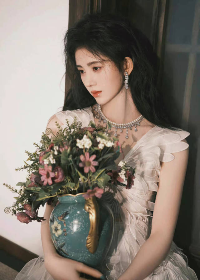 整体江苏五龙——换了新造型的鞠婧祎，气质温婉，更加大气