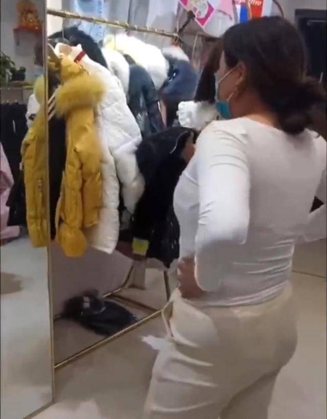 那件 一女子进服装店看衣服，老板娘尽对她说好听的话，她却信以为真