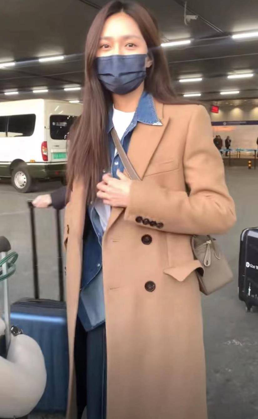 原创沈梦辰婚后走机场被拍笑的合不拢嘴大衣里套衬衫时髦又优雅