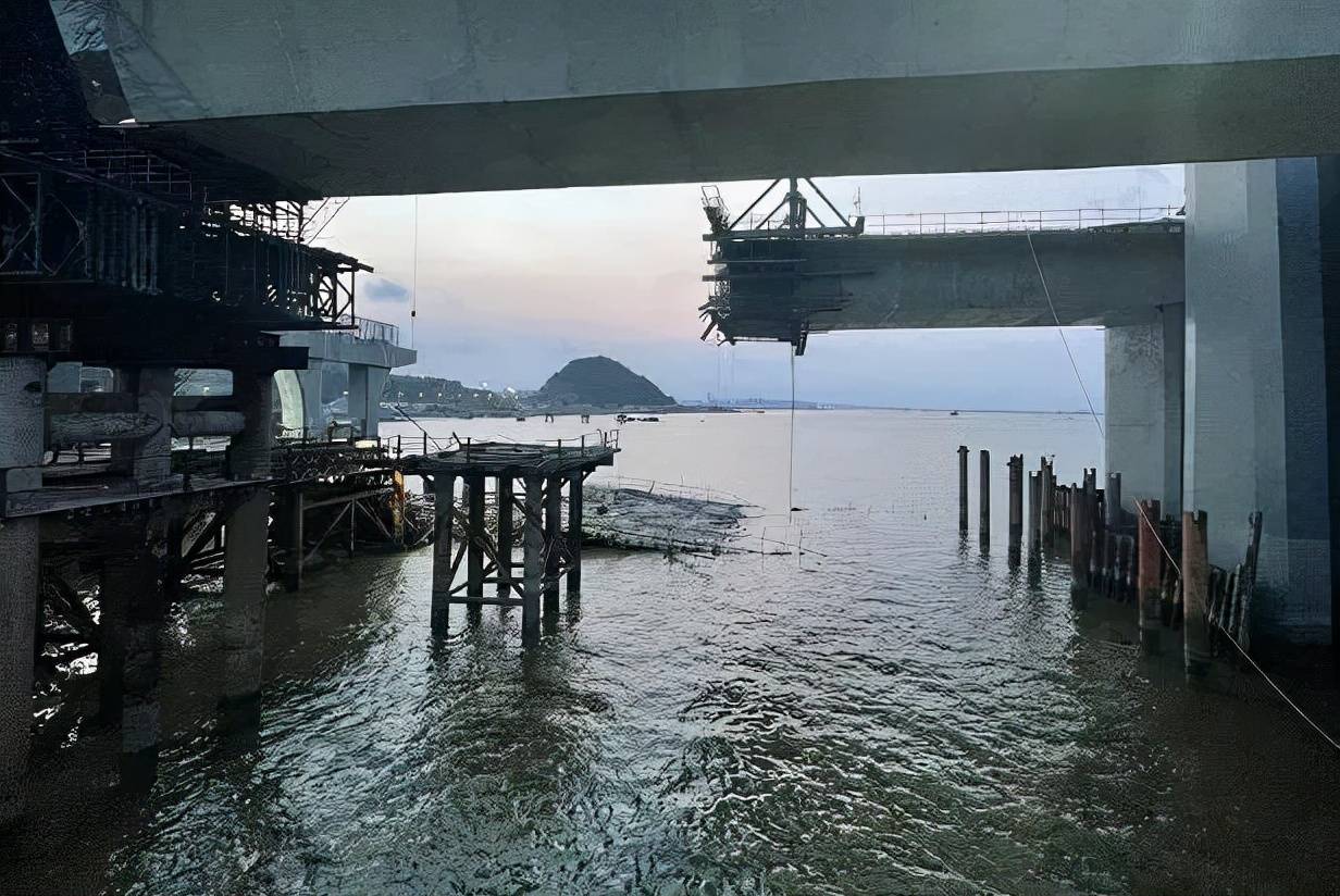 事故调查组认定,珠海市金湾区"7·25"珠机城轨金海大桥施工段箱梁垮塌