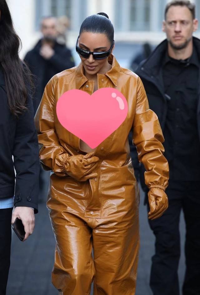 卡戴珊 金卡戴珊无比性感!裹黑色紧身衣秀出腰臀比,衣领开到腹部真敢穿