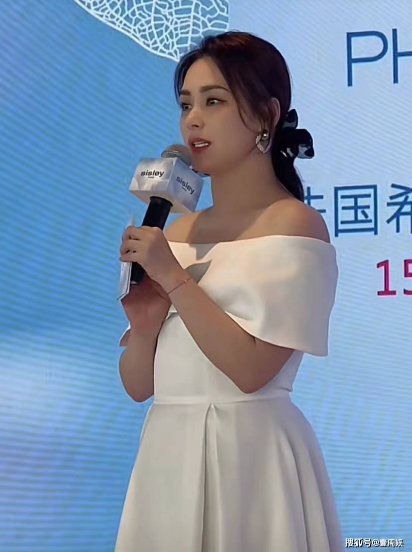 原创阿娇现身活动捞金白色长裙尽显身材圆润在胖的道路越走越远