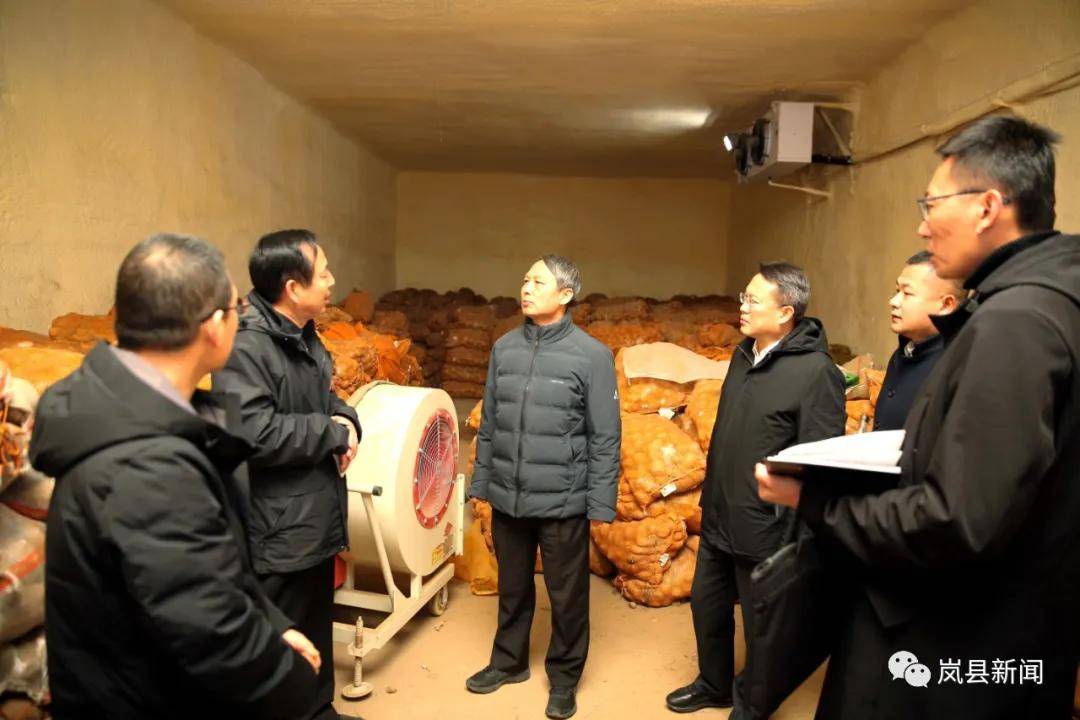 赵东辉在岚县采访调研