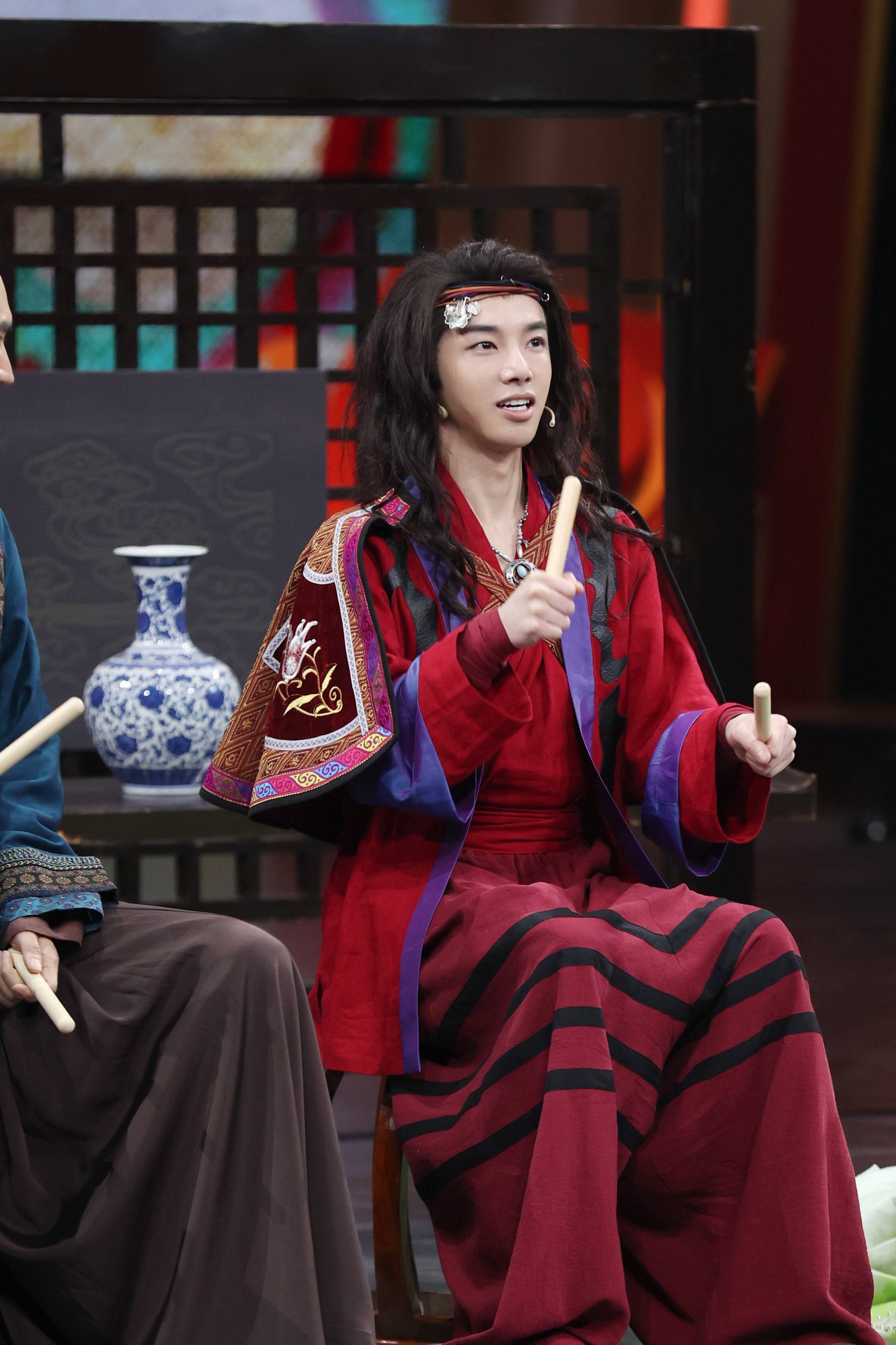 王牌对王牌定档2月25日,华晨宇官宣加盟爆火,首期宋韵蹴鞠主题