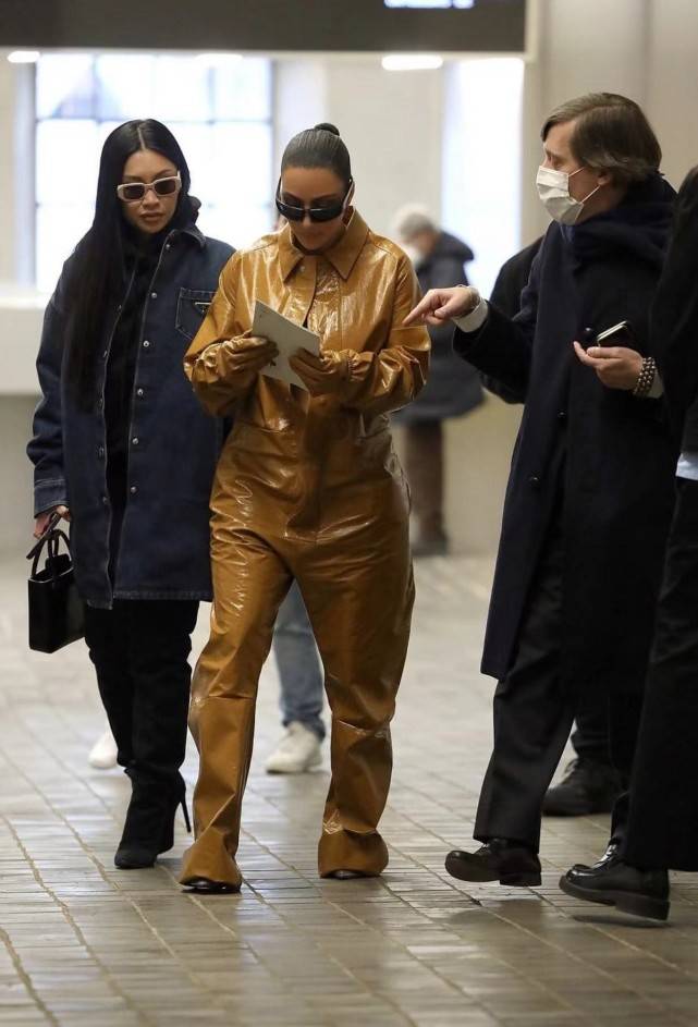 卡戴珊 坎爷前任与卡戴珊同台！柳烟橙皮衣+猫女妆超吸睛，身材比金姐好