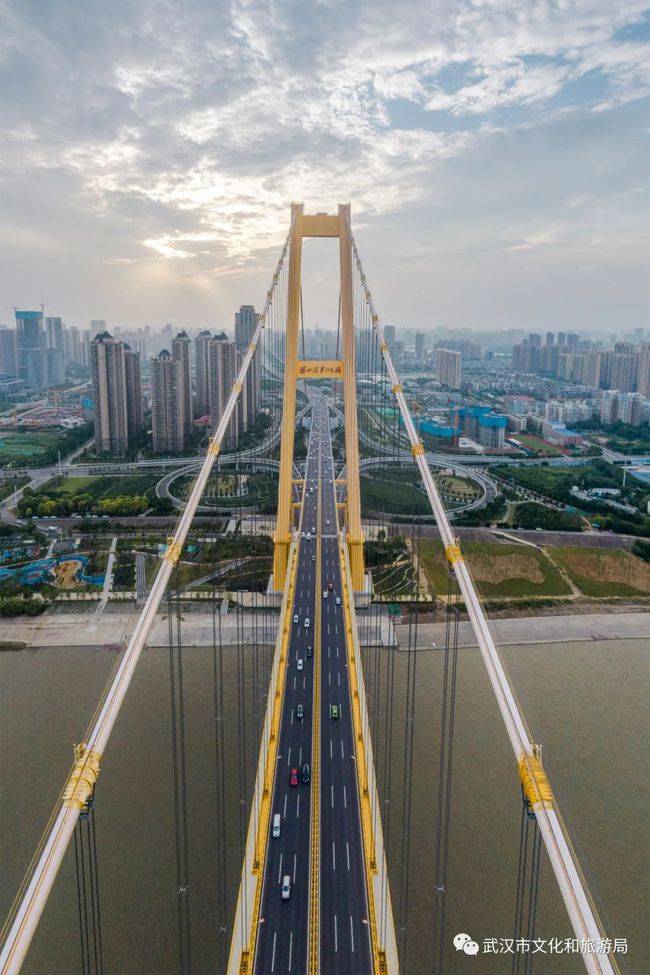 在武汉,走大桥是一种旅游必打卡的体验方式