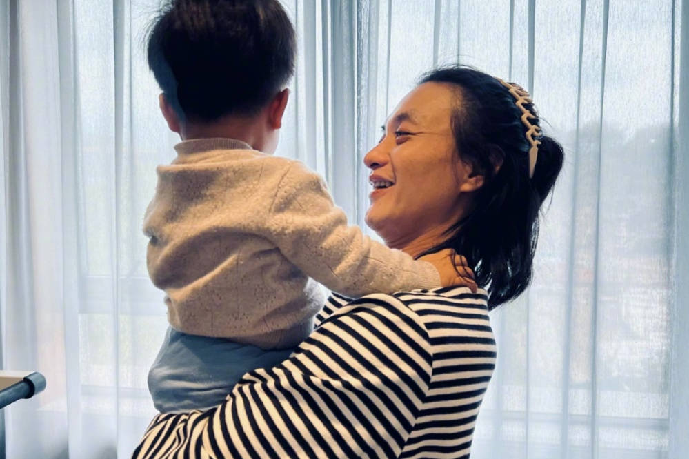 朱丹携娃剧组探班周一围留长发被认成妻子被曝在家没带过孩子