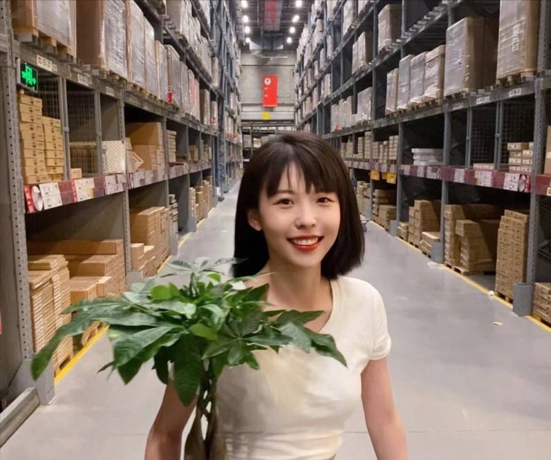 从配角到坐拥900万粉丝，刘大悦本可以靠颜值，却偏偏要当搞笑女_角色_视频_母亲