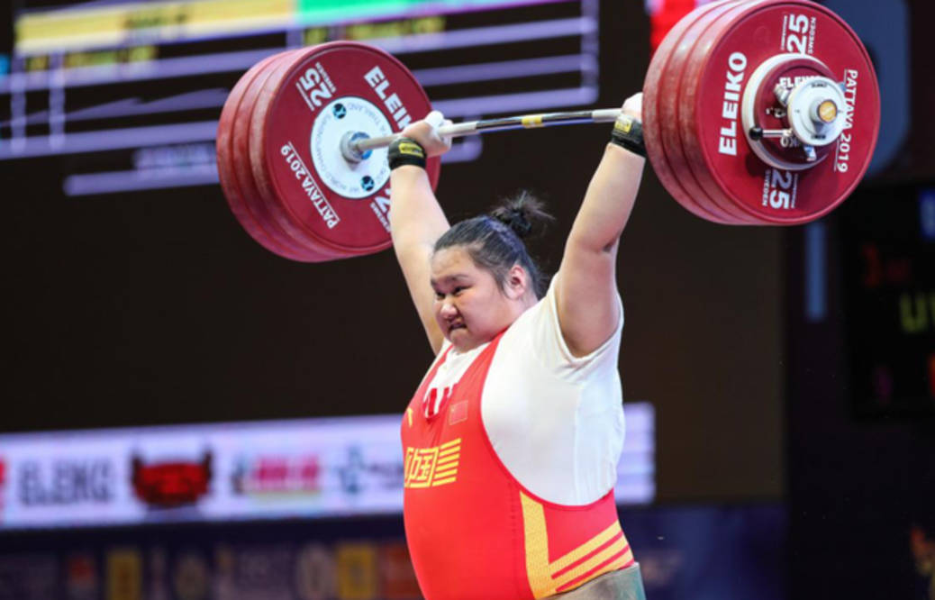 李雯雯回老家过年,爸爸接机贴心帮女儿拿行李,意外曝光高萌屏保?