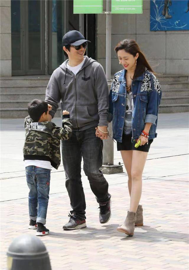 刘芸火辣劲舞穿黑短裤露出大美腿脚踩靴子专走御姐风