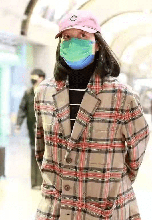 朱丹 40岁朱丹高调秀恩爱！素颜带娃探班老公，周一围扎小辫像男版朱丹