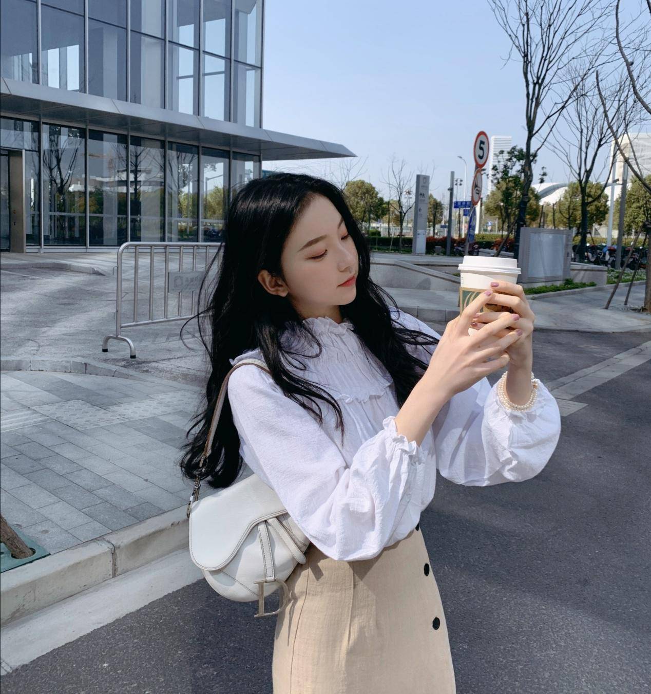 服装 超级简单的春季穿搭，简约大气很时尚，让你穿出高级气质