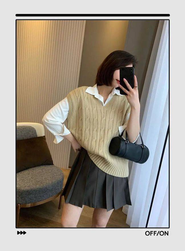 马甲衬衫百褶裙