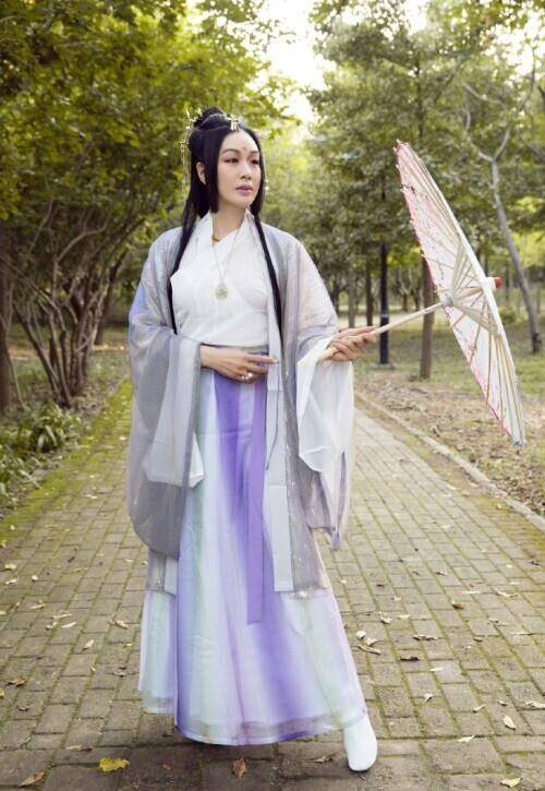 亲友钟丽缇办汉服主题派对庆49岁生日 穿烟紫色纱裙飘逸优雅