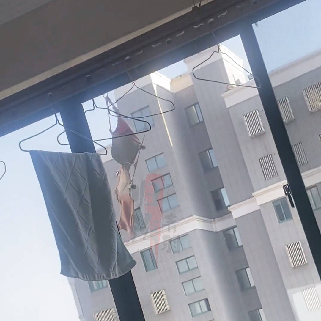 原创女子内衣掉楼下窗前她不好意思打扰邻居之后的操作亮了