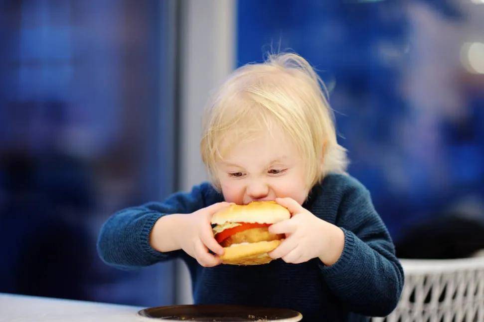 买点|孩子爱吃垃圾零食？一招“分级”策略，悄悄改掉娃坏毛病