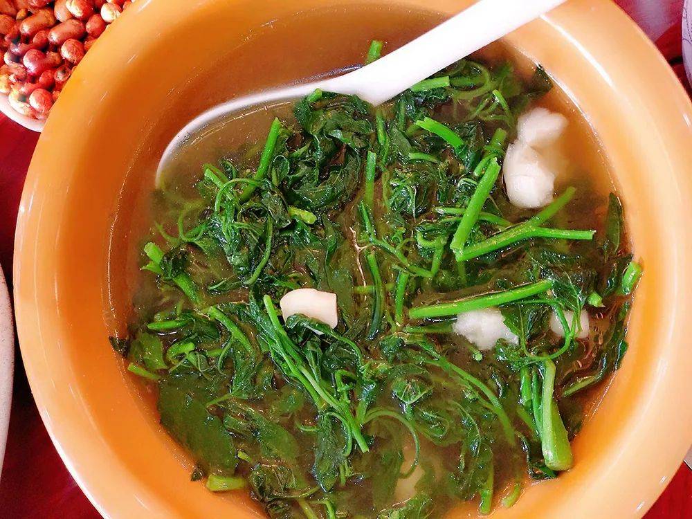 因为它毕竟是龙葵属的植物,叶子中也有一定的生物碱含量,比较安全的吃