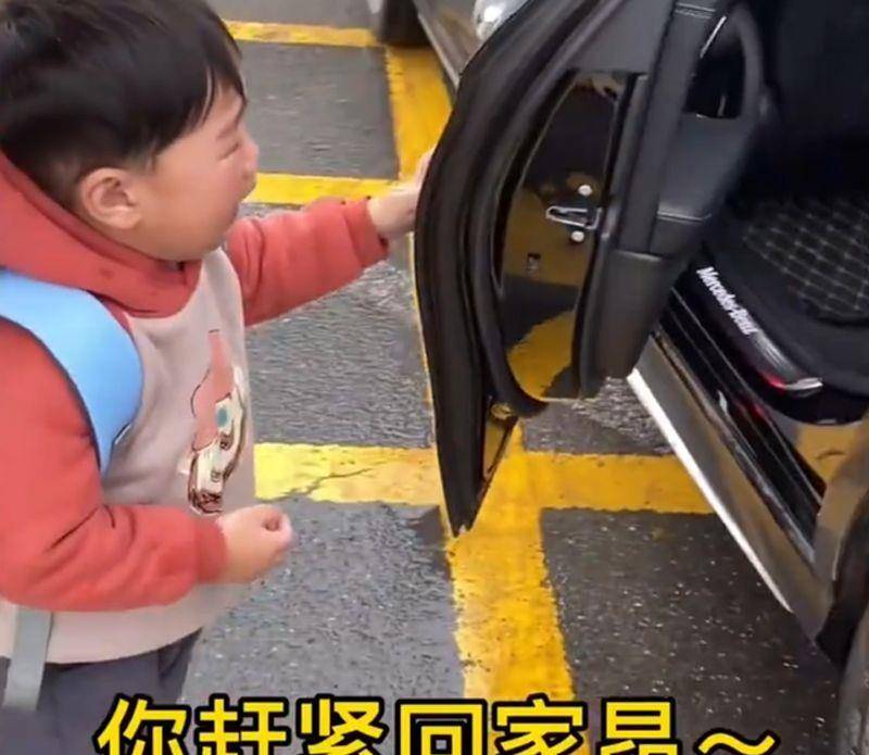 生活|广东广州：父母送孩子去幼儿园，孩子一边哭泣，一边操心妈妈