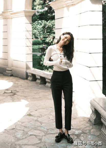 小白 尽量少穿小白鞋了,有些烂大街,看看这3双鞋子,时髦又洋气