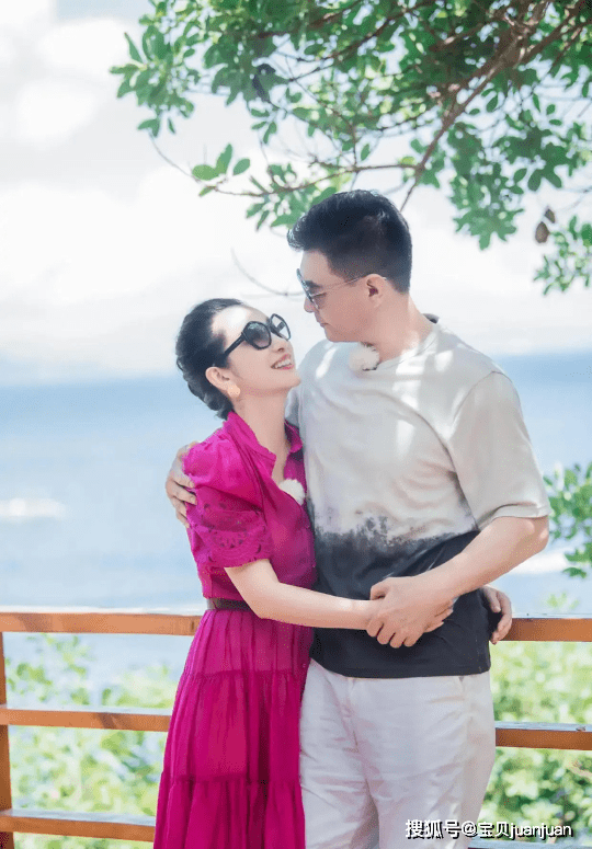 颜色 秦海璐和老公恩爱亮相,粉色连衣裙少女感十足,被爱的女人真幸福