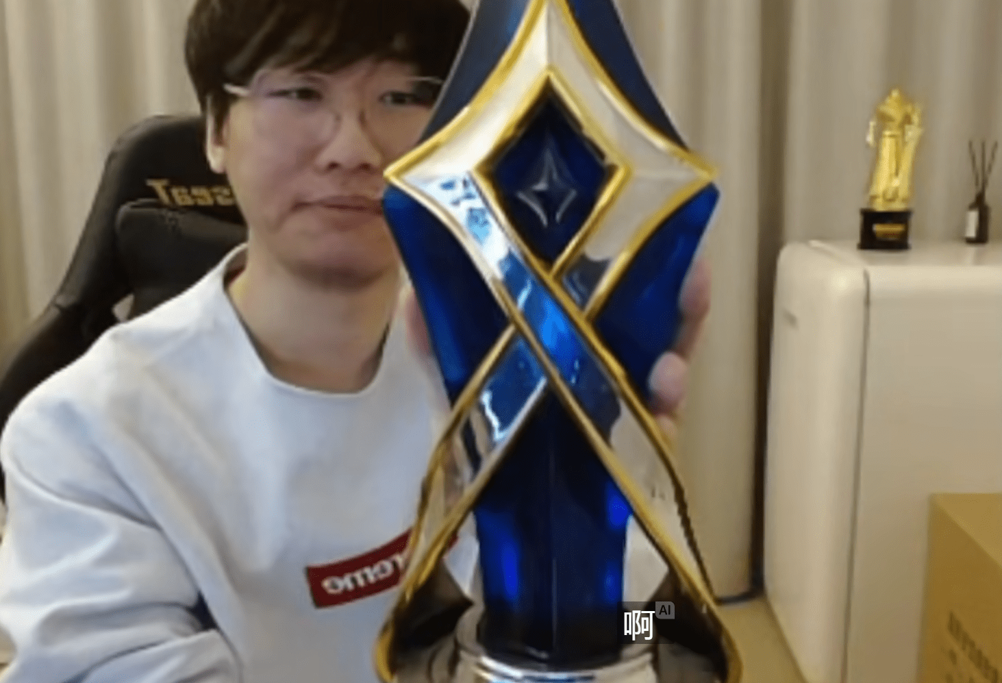 宁王直播展示fmvp奖杯,声称2.5亿都不换!_荣誉_意义_选手