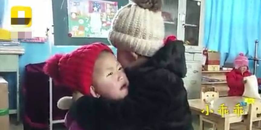 因为|3岁女童第一天上幼儿园崩溃大哭，4岁小哥哥的安慰方式，太暖心了